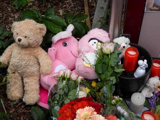 CNTV TODESTRAUER- Gedenken fuer das 15 jaehrige getoetete Maedchen vor dem Wohnhaus 13.07.2026 Hamburg - Bramfeld Am Abend versammelten sich ca. 50 Menschen um dem getoeteten 15-jaehrigen zu Gedenken. Freunde, nachbarn und Schulkameraden gedachten dem Mädchen,legten Blumen und Plueschtiere nieder zuendeten Kerzen an und ließen Luftballons mit kleinen Wunschzetteln in die Luft steigen Hamburg Deutschland *** CNTV MOURNING Memorial for the 15-year-old girl who was killed in front of her apartment building on July 13, 2026, in Hamburg-Bramfeld. In the evening, about 50 people gathered to commemorate the 15-year-old who was killed. Friends, neighbors, and classmates paid tribute to the girl, laid down flowers and stuffed animals, lit candles
