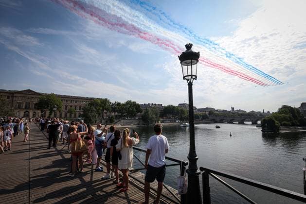 Paris, France le 14 juillet 2026 - Ambiances sur le pont des arts lors du defile aerien du 14 juillet - Atmospheres on the pont des arts during the aer parade of July 14 Ici la patrouille de France  Copyright: xSebastienxTOUBONx