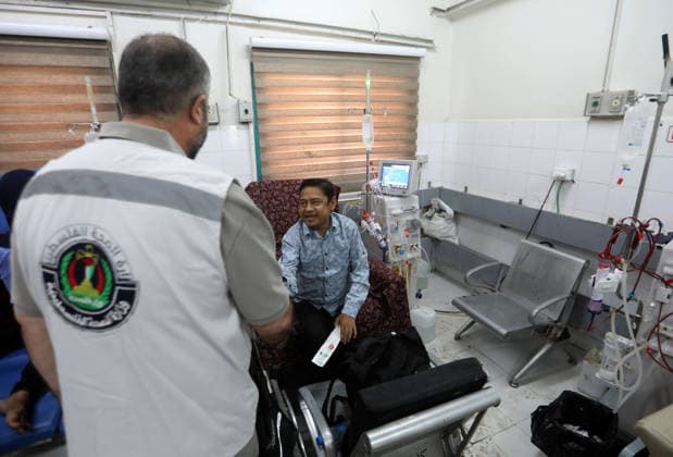 Kidney patients receive dialysis at al-Shifa Hospital in Gaza City Palestinian patients with chronic kidney failure receive dialysis treatment in the nephrology department at al-Shifa Hospital in Gaza City on July 14, 2026. Dialysis sessions have been reduced in duration and frequency due to shortages of fuel and medical supplies and the continued strain on the healthcare system. Doctors and health officials say the reduction in dialysis treatment threatens the lives of patients who depend on regular sessions to survive. Photo by Bilal Osama apaimages Gaza city Gaza Strip Palestinian Territory 140726_Gaza_BO_00(4) Copyright: xapaimagesxBilalxOsamax xapaimagesx