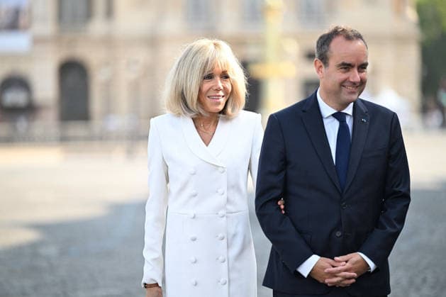 President Emmanuel Macron, Brigitte Macron, and officials at the July 14 military ceremony in Paris. Jeanne Accorsini, Pool Bestimage France. French Prime Minister Sébastien Lecornu speaks with French President Emmanuel Macron’s wife, Brigitte Macron, upon arrival for the annual Bastille Day military parade at the Place de la Concorde in Paris, France, on July 14, 2026 ACCORSINIJEANNE accorsini0006 Credit Jeanne Accorsini SIPA 2607141037 Paris, France  Copyright: xJeannexAccorsinix xPoolx xBestimagexJeannexAccorsinix xPoolx xBestimagex