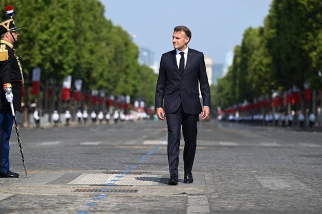 President Emmanuel Macron, Brigitte Macron, and officials at the July 14 military ceremony in Paris Jeanne Accorsini Pool Bestimage France s President Emmanuel Macron reviews troops on the Place de la Concorde with the Arc de Triomphe in the background during the annual Bastille Day military parade in Paris on July 14, 2026 ACCORSINIJEANNE accorsini0146 Credit Jeanne Accorsini SIPA 2607141140 Paris, France  Copyright: xJeannexAccorsinix xPoolx xBestimagexJeannexAccorsinix xPoolx xBestimagex