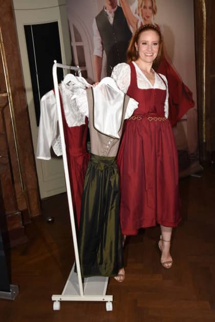 Barbara Meier Model Muenchen 14.07.2026 Silbersaal des Deutschen Vorstellung der diesjaehrigen Wiesn-Barbara Meier praesentiert ihre nachhaltige Dirndl Kollektion - Angermaier X Greenline by Barbara Meier. Foto Muenchen *** Barbara Meier, Model, Munich, July 14, 2026, Silbersaal, Deutsches Theater. Presentation of this year s Oktoberfest. Barbara Meier presents her sustainable dirndl collection, Angermaier X Greenline by Barbara Meier. Photo: Munich