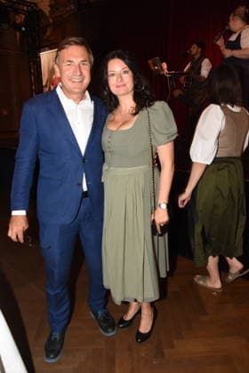 Thomas Linsmeyer Deutsches Theater GF-Angela Ascher Schauspielerin Muenchen 14.07.2026 Silbersaal des Deutschen Vorstellung der diesjaehrigen Wiesn-Barbara Meier praesentiert ihre nachhaltige Dirndl Kollektion - Angermaier X Greenline by Barbara Meier. Foto Muenchen *** Thomas Linsmeyer, Deutsches Theater; Angela Ascher, actress; Munich, July 14, 2026; Silbersaal at the Deutsches Theater; Presentation of this year’s Oktoberfest; Barbara Meier presents her sustainable dirndl collection, Angermaier X Greenline by Barbara Meier; Photo: Munich