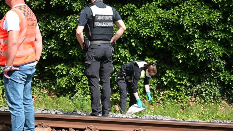 Am Dienstagvormittag sicherten Einsatzkräfte der Bundespolizei und der Landespolizei Niedersachsen im Rahmen der Ermittlungen nach der mutmaßlichen Brandstiftung an einer Bahnanlage in Neu Wulmstorf Spuren an den Brandstellen. Durch das Feuer waren Signalleitungen beschädigt worden, wodurch der Bahnverkehr auf der Strecke vorübergehend unterbrochen werden musste. Der Zentrale Kriminaldienst hat die weiteren Ermittlungen übernommen. Der Brandanschlag wurde laut Polizei am Dienstagmorgen gegen 1.15 Uhr bemerkt. *Lenthe-Medien*, Neu Wulmstorf, der 14.07.2026 Brandanschlag auf Deutsche Bahn in Neu Wulmstorf bei Hamburg, Neu Wulmstorf Niedersachsen Deutschland Elstorfer Heuweg *** On Tuesday morning, officers from the Federal Police and the
