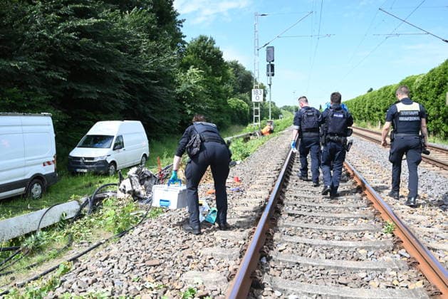 Am Dienstagvormittag sicherten Einsatzkräfte der Bundespolizei und der Landespolizei Niedersachsen im Rahmen der Ermittlungen nach der mutmaßlichen Brandstiftung an einer Bahnanlage in Neu Wulmstorf Spuren an den Brandstellen. Durch das Feuer waren Signalleitungen beschädigt worden, wodurch der Bahnverkehr auf der Strecke vorübergehend unterbrochen werden musste. Der Zentrale Kriminaldienst hat die weiteren Ermittlungen übernommen. Der Brandanschlag wurde laut Polizei am Dienstagmorgen gegen 1.15 Uhr bemerkt. *Lenthe-Medien*, Neu Wulmstorf, der 14.07.2026 Brandanschlag auf Deutsche Bahn in Neu Wulmstorf bei Hamburg, Neu Wulmstorf Niedersachsen Deutschland Elstorfer Heuweg *** On Tuesday morning, officers from the Federal Police and the