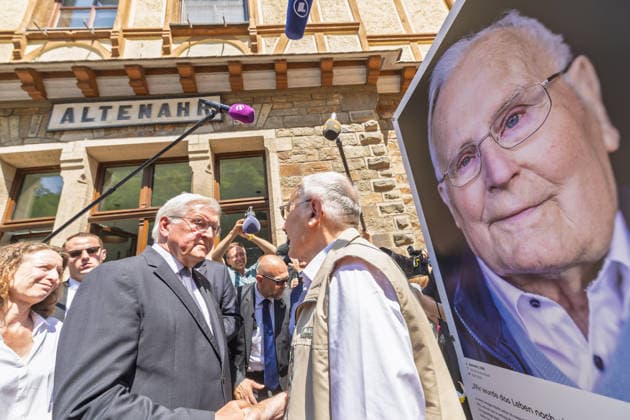 Ausstellungseröffnung We AHR strong - Fünf Jahre Flutkatastrophe Ahrtal Treffen mit Eduard, 1936 aus dem Ahrtal - Bundespräsident Frank-Walter STEINMEIER und Ministerpräsident Gordon SCHNIEDER bei der Eröffnung der Freilichtausstellung We AHR strong. Fünf Jahre, ein neuer Blick in Altenahr. Die Ausstellung des Kreises Ahrweiler zeigt Porträts von Überlebenden der Flutkatastrophe vom 14. Juli 2021. Altenahr Rheinland-Pfalz Deutschland *** Exhibition Opening: We AHR strong—Five Years Since the Ahr Valley Flood Disaster Meeting with Eduard, born in the Ahr Valley in 1936 Federal President Frank Walter STEINMEIER and Minister President Gordon SCHNIEDER at the opening of the outdoor exhibition We AHR strong—Five Years, A New Per Copyright: xMarcxJohnx