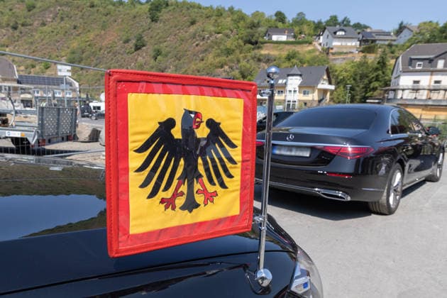 Ausstellungseröffnung We AHR strong - Fünf Jahre Flutkatastrophe Ahrtal Bundespräsident Frank-Walter STEINMEIER und Ministerpräsident Gordon SCHNIEDER bei der Eröffnung der Freilichtausstellung We AHR strong. Fünf Jahre, ein neuer Blick in Altenahr. Die Ausstellung des Kreises Ahrweiler zeigt Porträts von Überlebenden der Flutkatastrophe vom 14. Juli 2021. Altenahr Rheinland-Pfalz Deutschland *** Exhibition Opening: We AHR strong—Five Years Since the Ahr Valley Flood Disaster Federal President Frank Walter STEINMEIER and Minister President Gordon SCHNIEDER at the opening of the outdoor exhibition We AHR strong—Five Years, A New Perspective in Altenahr. The exhibition organized by the Ahrweiler District features portraits of Copyright: xMarcxJohnx