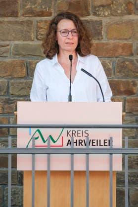 Ausstellungseroeffnung von We AHR strong. Fuenf Jahre, ein neuer Blick in Altenahr (Foto vom 14.07.2026: Cornelia Weigand, Landraetin, Kreis Ahrweiler). Ueber 60 Portraets und dazu persoenliche Geschichten: Die Freiluftausstellung We AHR strong. Fuenf Jahre, ein neuer Blick rueckt fuenf Jahre nach der Flutkatastrophe die Menschen im Ahrtal in den Fokus. Die Praesentation soll zurueckblicken und nach vorne schauen. Bis zum 24. August sind entlang der Ahr in Altenahr, Bad Neuenahr-Ahrweiler, Sinzig und Schuld die Portraets des Fotografen Ruben Timman vom Museum of Humanity zu sehen. (Siehe epd-Bericht vom 14.07.2026) EDITORIAL USE ONLY *** Exhibition opening for We AHR strong: Five Years—A New Perspective on Altenahr. Photo taken on J Copyright: epd-bild GuidoxSchiefer 20260714-DSCF8043