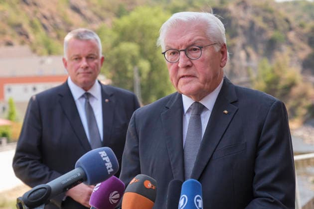 Ministerpraesident Gordon Schnieder von Rheinland-Pfalz (CDU; v.l.n.r.) und Bundespraesident Frank-Walter Steinmeier bei einer Ausstellungseroeffnung in Altenahr (Foto vom 14.07.2026). Ueber 60 Portraets und dazu persoenliche Geschichten: Die Freiluftausstellung We AHR strong. Fuenf Jahre, ein neuer Blick rueckt fuenf Jahre nach der Flutkatastrophe die Menschen im Ahrtal in den Fokus. Die Praesentation soll zurueckblicken und nach vorne schauen. Bis zum 24. August sind entlang der Ahr in Altenahr, Bad Neuenahr-Ahrweiler, Sinzig und Schuld die Portraets des Fotografen Ruben Timman vom Museum of Humanity zu sehen. (Siehe epd-Bericht vom 14.07.2026) EDITORIAL USE ONLY *** Minister President Gordon Schnieder of Rhineland-Palatinate (CDU), f Copyright: epd-bild GuidoxSchiefer epd-Flutgedenken1-kopieren