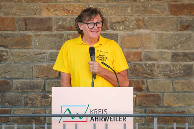 Ausstellungseroeffnung von We AHR strong. Fuenf Jahre, ein neuer Blick in Altenahr (Foto vom 14.07.2026: Fotograf Ruben Timman). Ueber 60 Portraets und dazu persoenliche Geschichten: Die Freiluftausstellung We AHR strong. Fuenf Jahre, ein neuer Blick rueckt fuenf Jahre nach der Flutkatastrophe die Menschen im Ahrtal in den Fokus. Die Praesentation soll zurueckblicken und nach vorne schauen. Bis zum 24. August sind entlang der Ahr in Altenahr, Bad Neuenahr-Ahrweiler, Sinzig und Schuld die Portraets des Fotografen Ruben Timman vom Museum of Humanity zu sehen. (Siehe epd-Bericht vom 14.07.2026) EDITORIAL USE ONLY *** Exhibition opening of We AHR strong: Five Years —A New Perspective in Altenahr. Photo taken on July 14, 2026, by photogra Copyright: epd-bild GuidoxSchiefer epd-Flutgedenken11-kopieren