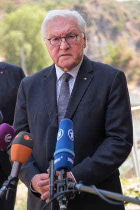 Bundespraesident Frank-Walter Steinmeier spricht bei einer Ausstellungseroeffnung in Altenahr (Foto vom 14.07.2026). Ueber 60 Portraets und dazu persoenliche Geschichten: Die Freiluftausstellung We AHR strong. Fuenf Jahre, ein neuer Blick rueckt fuenf Jahre nach der Flutkatastrophe die Menschen im Ahrtal in den Fokus. Die Praesentation soll zurueckblicken und nach vorne schauen. Bis zum 24. August sind entlang der Ahr in Altenahr, Bad Neuenahr-Ahrweiler, Sinzig und Schuld die Portraets des Fotografen Ruben Timman vom Museum of Humanity zu sehen. (Siehe epd-Bericht vom 14.07.2026) EDITORIAL USE ONLY *** Federal President Frank Walter Steinmeier speaks at an exhibition opening in Altenahr. Photo from July 14, 2026. Over 60 portraits accom Copyright: epd-bild GuidoxSchiefer epd-Flutgedenken9-kopieren