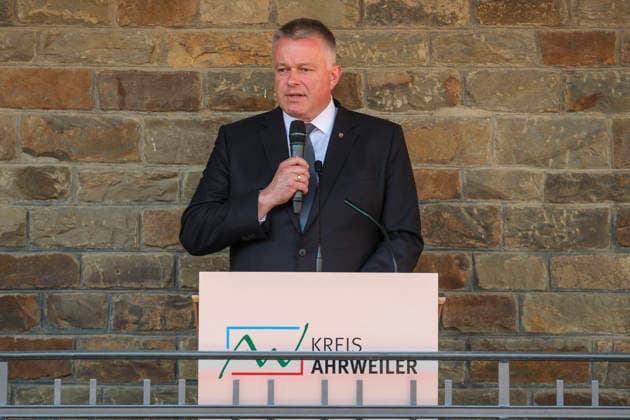 Ausstellungseroeffnung von We AHR strong. Fuenf Jahre, ein neuer Blick in Altenahr (Foto vom 14.07.2026: Ministerpräsident von Rheinland-Pfalz, Gordon Schnieder, spricht). Ueber 60 Portraets und dazu persoenliche Geschichten: Die Freiluftausstellung We AHR strong. Fuenf Jahre, ein neuer Blick rueckt fuenf Jahre nach der Flutkatastrophe die Menschen im Ahrtal in den Fokus. Die Praesentation soll zurueckblicken und nach vorne schauen. Bis zum 24. August sind entlang der Ahr in Altenahr, Bad Neuenahr-Ahrweiler, Sinzig und Schuld die Portraets des Fotografen Ruben Timman vom Museum of Humanity zu sehen. (Siehe epd-Bericht vom 14.07.2026) EDITORIAL USE ONLY *** Exhibition opening for We AHR strong: Five Years, a new perspective on Alten Copyright: epd-bild GuidoxSchiefer epd-Flutgedenken12-kopieren