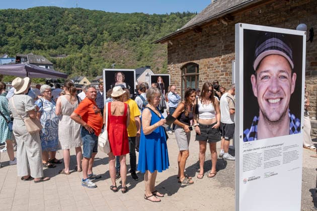 Ausstellungseroeffnung von We AHR strong. Fuenf Jahre, ein neuer Blick in Altenahr (Foto vom 14.07.2026). Ueber 60 Portraets und dazu persoenliche Geschichten: Die Freiluftausstellung We AHR strong. Fuenf Jahre, ein neuer Blick rueckt fuenf Jahre nach der Flutkatastrophe die Menschen im Ahrtal in den Fokus. Die Praesentation soll zurueckblicken und nach vorne schauen. Bis zum 24. August sind entlang der Ahr in Altenahr, Bad Neuenahr-Ahrweiler, Sinzig und Schuld die Portraets des Fotografen Ruben Timman vom Museum of Humanity zu sehen. (Siehe epd-Bericht vom 14.07.2026) EDITORIAL USE ONLY *** Exhibition opening of We AHR strong: Five Years —A New Perspective in Altenahr. Photo from July 14, 2026. Over 60 portraits accompanied by perso Copyright: epd-bild GuidoxSchiefer epd-Flutgedenken5-kopieren