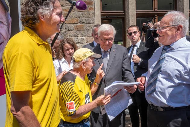 Bundespraesident Frank-Walter Steinmeier (M) trifft den Fotografen Ruben Timman (l) vom Museum of Humanity und Betroffene bei einer Ausstellungseroeffnung in Altenahr (Foto vom 14.07.2026). Ueber 60 Portraets und dazu persoenliche Geschichten: Die Freiluftausstellung We AHR strong. Fuenf Jahre, ein neuer Blick rueckt fuenf Jahre nach der Flutkatastrophe die Menschen im Ahrtal in den Fokus. Die Praesentation soll zurueckblicken und nach vorne schauen. Bis zum 24. August sind entlang der Ahr in Altenahr, Bad Neuenahr-Ahrweiler, Sinzig und Schuld die Portraets des Fotografen Ruben Timman vom Museum of Humanity zu sehen. (Siehe epd-Bericht vom 14.07.2026) EDITORIAL USE ONLY *** Federal President Frank Walter Steinmeier (M) meets photographe Copyright: epd-bild GuidoxSchiefer epd-Flutgedenken8-kopieren
