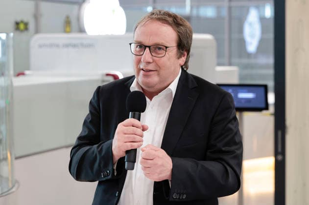 Oliver Michael Krischer bei der Eröffnung der modernisierten Sicherheitskontrolle im Terminal 1 am Flughafen Köln Bonn. Köln, 14.07.2026 *** Oliver Michael Krischer at the opening of the modernized security checkpoint in Terminal 1 at Cologne Bonn Airport, Cologne, July 14, 2026 RobertxSchmiegeltx xRSZOOM,xAllexRechtexvorbehaltenx xAllxrightsxreserved.x sicherheitskontrolle_6715