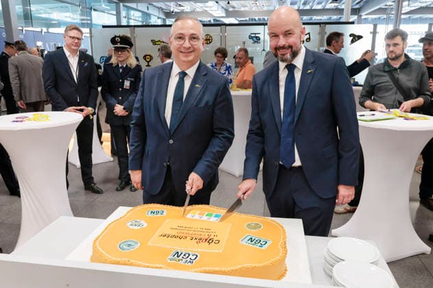 Cenk Özöztürk und Thilo Schmid bei der Eröffnung der modernisierten Sicherheitskontrolle im Terminal 1 am Flughafen Köln Bonn. Köln, 14.07.2026 *** Cenk Özöztürk and Thilo Schmid at the opening of the modernized security checkpoint in Terminal 1 at Cologne Bonn Airport, Cologne, July 14, 2026 RobertxSchmiegeltx xRSZOOM,xAllexRechtexvorbehaltenx xAllxrightsxreserved.x sicherheitskontrolle_6730