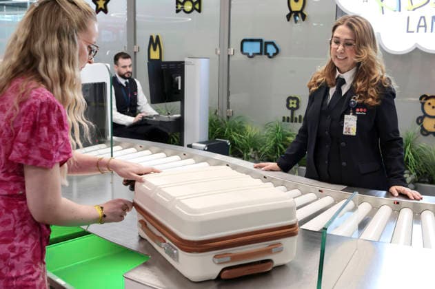 Handgepäckkontrolle vor dem Röntgenscanner bei der Eröffnung der modernisierten Sicherheitskontrolle im Terminal 1 am Flughafen Köln Bonn. Köln, 14.07.2026 *** Carry-on baggage screening in front of the X-ray scanner at the opening of the modernized security checkpoint in Terminal 1 at Cologne Bonn Airport, Cologne, July 14, 2026 RobertxSchmiegeltx xRSZOOM,xAllexRechtexvorbehaltenx xAllxrightsxreserved.x sicherheitskontrolle_6746