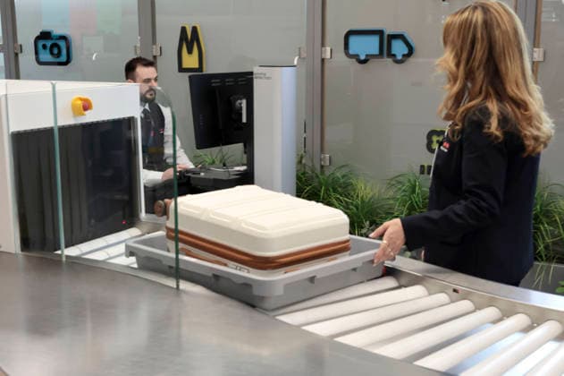 Handgepäckkontrolle vor dem Röntgenscanner bei der Eröffnung der modernisierten Sicherheitskontrolle im Terminal 1 am Flughafen Köln Bonn. Köln, 14.07.2026 *** Carry-on baggage screening in front of the X-ray scanner at the opening of the modernized security checkpoint in Terminal 1 at Cologne Bonn Airport, Cologne, July 14, 2026 RobertxSchmiegeltx xRSZOOM,xAllexRechtexvorbehaltenx xAllxrightsxreserved.x sicherheitskontrolle_6755