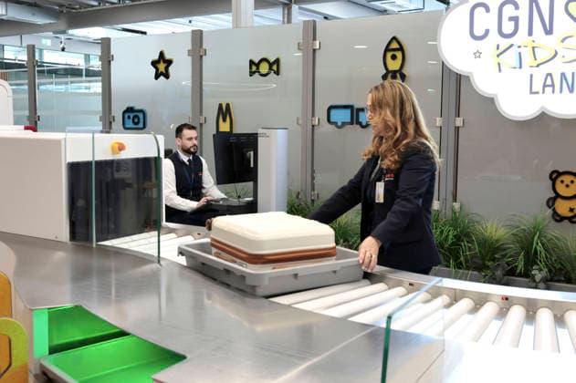 Handgepäckkontrolle vor dem Röntgenscanner bei der Eröffnung der modernisierten Sicherheitskontrolle im Terminal 1 am Flughafen Köln Bonn. Köln, 14.07.2026 *** Carry-on baggage screening in front of the X-ray scanner at the opening of the modernized security checkpoint in Terminal 1 at Cologne Bonn Airport, Cologne, July 14, 2026 RobertxSchmiegeltx xRSZOOM,xAllexRechtexvorbehaltenx xAllxrightsxreserved.x sicherheitskontrolle_6757