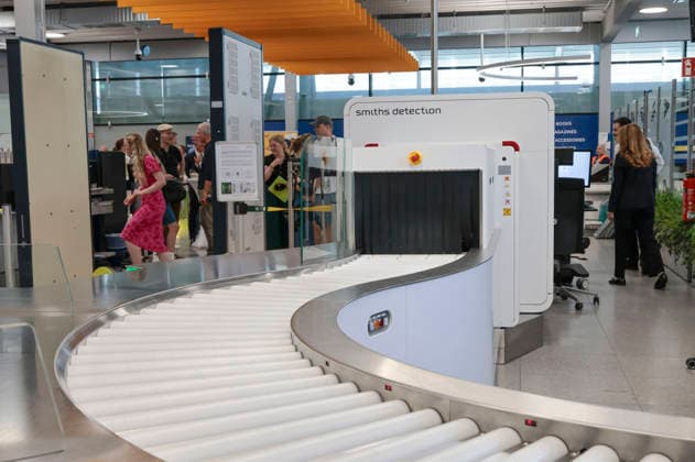 Smiths Detection Röntgenscanner bei der Eröffnung der modernisierten Sicherheitskontrolle im Terminal 1 am Flughafen Köln Bonn. Köln, 14.07.2026 *** Smiths Detection X-ray scanners at the opening of the modernized security checkpoint in Terminal 1 at Cologne Bonn Airport, Cologne, July 14, 2026 RobertxSchmiegeltx xRSZOOM,xAllexRechtexvorbehaltenx xAllxrightsxreserved.x sicherheitskontrolle_6775