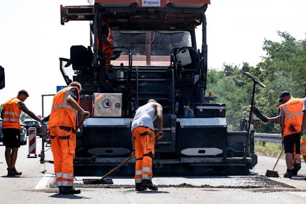 Hitzeschäden führt zu Fahrspursperrung auf Autobahn Auf der A67 zwischen der Anschlussstelle Büttelborn und dem Dreieck Darmstadt-Griesheim in Fahrtrichtung Viernheim sperrt die Niederlassung West der Autobahn GmbH seit dem 13.07.2026 eine Fahrspur. Ursache sind Hitzeschäden am Asphalt, der sich auf rund 120 Metern zu einer etwa 10 Zentimeter hohen Wulst zusammengeschoben hat. Die Verschiebung des Belags war auch an den verzogenen Fahrbahnmarkierungen erkennbar. Wegen der Gefahr für den Verkehr wurde die Spur sofort gesperrt, der beschädigte Belag am Dienstag abgefräst und neuer Asphalt eingebaut. Die Fahrbahn blieb am Dienstag voll gesperrt, ein Termin für die Wiedereröffnung ist unbekannt Griesheim A67 Hessen Deutschland *** Heat