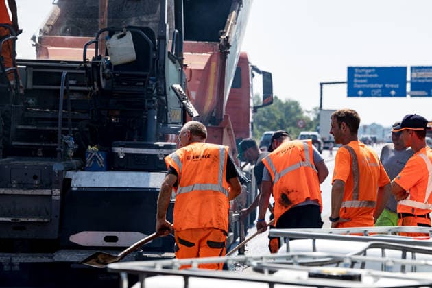 Hitzeschäden führt zu Fahrspursperrung auf Autobahn Auf der A67 zwischen der Anschlussstelle Büttelborn und dem Dreieck Darmstadt-Griesheim in Fahrtrichtung Viernheim sperrt die Niederlassung West der Autobahn GmbH seit dem 13.07.2026 eine Fahrspur. Ursache sind Hitzeschäden am Asphalt, der sich auf rund 120 Metern zu einer etwa 10 Zentimeter hohen Wulst zusammengeschoben hat. Die Verschiebung des Belags war auch an den verzogenen Fahrbahnmarkierungen erkennbar. Wegen der Gefahr für den Verkehr wurde die Spur sofort gesperrt, der beschädigte Belag am Dienstag abgefräst und neuer Asphalt eingebaut. Die Fahrbahn blieb am Dienstag voll gesperrt, ein Termin für die Wiedereröffnung ist unbekannt Griesheim A67 Hessen Deutschland *** Heat