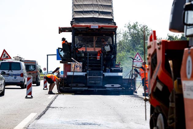 Hitzeschäden führt zu Fahrspursperrung auf Autobahn Auf der A67 zwischen der Anschlussstelle Büttelborn und dem Dreieck Darmstadt-Griesheim in Fahrtrichtung Viernheim sperrt die Niederlassung West der Autobahn GmbH seit dem 13.07.2026 eine Fahrspur. Ursache sind Hitzeschäden am Asphalt, der sich auf rund 120 Metern zu einer etwa 10 Zentimeter hohen Wulst zusammengeschoben hat. Die Verschiebung des Belags war auch an den verzogenen Fahrbahnmarkierungen erkennbar. Wegen der Gefahr für den Verkehr wurde die Spur sofort gesperrt, der beschädigte Belag am Dienstag abgefräst und neuer Asphalt eingebaut. Die Fahrbahn blieb am Dienstag voll gesperrt, ein Termin für die Wiedereröffnung ist unbekannt Griesheim A67 Hessen Deutschland *** Heat