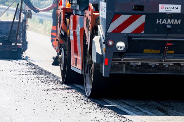 Hitzeschäden führt zu Fahrspursperrung auf Autobahn Auf der A67 zwischen der Anschlussstelle Büttelborn und dem Dreieck Darmstadt-Griesheim in Fahrtrichtung Viernheim sperrt die Niederlassung West der Autobahn GmbH seit dem 13.07.2026 eine Fahrspur. Ursache sind Hitzeschäden am Asphalt, der sich auf rund 120 Metern zu einer etwa 10 Zentimeter hohen Wulst zusammengeschoben hat. Die Verschiebung des Belags war auch an den verzogenen Fahrbahnmarkierungen erkennbar. Wegen der Gefahr für den Verkehr wurde die Spur sofort gesperrt, der beschädigte Belag am Dienstag abgefräst und neuer Asphalt eingebaut. Die Fahrbahn blieb am Dienstag voll gesperrt, ein Termin für die Wiedereröffnung ist unbekannt Griesheim A67 Hessen Deutschland *** Heat