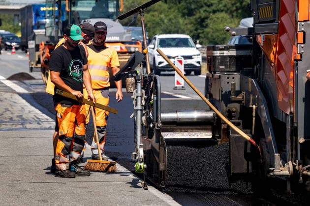 Hitzeschäden führt zu Fahrspursperrung auf Autobahn Auf der A67 zwischen der Anschlussstelle Büttelborn und dem Dreieck Darmstadt-Griesheim in Fahrtrichtung Viernheim sperrt die Niederlassung West der Autobahn GmbH seit dem 13.07.2026 eine Fahrspur. Ursache sind Hitzeschäden am Asphalt, der sich auf rund 120 Metern zu einer etwa 10 Zentimeter hohen Wulst zusammengeschoben hat. Die Verschiebung des Belags war auch an den verzogenen Fahrbahnmarkierungen erkennbar. Wegen der Gefahr für den Verkehr wurde die Spur sofort gesperrt, der beschädigte Belag am Dienstag abgefräst und neuer Asphalt eingebaut. Die Fahrbahn blieb am Dienstag voll gesperrt, ein Termin für die Wiedereröffnung ist unbekannt Griesheim A67 Hessen Deutschland *** Heat