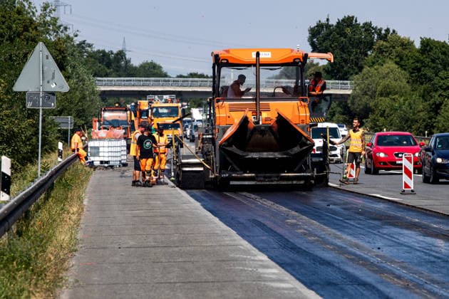Hitzeschäden führt zu Fahrspursperrung auf Autobahn Auf der A67 zwischen der Anschlussstelle Büttelborn und dem Dreieck Darmstadt-Griesheim in Fahrtrichtung Viernheim sperrt die Niederlassung West der Autobahn GmbH seit dem 13.07.2026 eine Fahrspur. Ursache sind Hitzeschäden am Asphalt, der sich auf rund 120 Metern zu einer etwa 10 Zentimeter hohen Wulst zusammengeschoben hat. Die Verschiebung des Belags war auch an den verzogenen Fahrbahnmarkierungen erkennbar. Wegen der Gefahr für den Verkehr wurde die Spur sofort gesperrt, der beschädigte Belag am Dienstag abgefräst und neuer Asphalt eingebaut. Die Fahrbahn blieb am Dienstag voll gesperrt, ein Termin für die Wiedereröffnung ist unbekannt Griesheim A67 Hessen Deutschland *** Heat