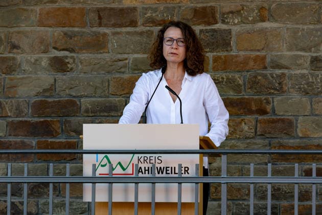 Ausstellungseröffnung We AHR strong - Fünf Jahre Flutkatastrophe Ahrtal Rede von Landrätin im Kreis Ahrweiler Cornelia WEIGAND - Bundespräsident Frank-Walter STEINMEIER und Ministerpräsident Gordon SCHNIEDER bei der Eröffnung der Freilichtausstellung We AHR strong. Fünf Jahre, ein neuer Blick in Altenahr. Die Ausstellung des Kreises Ahrweiler zeigt Porträts von Überlebenden der Flutkatastrophe vom 14. Juli 2021. Altenahr Rheinland-Pfalz Deutschland *** Exhibition Opening: We AHR strong—Five Years Since the Ahr Valley Flood Disaster. Speech by Cornelia WEIGAND, District Administrator of the Ahrweiler District. Federal President Frank Walter STEINMEIER and Minister President Gordon SCHNIEDER at the opening of the outdoor exhib Copyright: xMarcxJohnx
