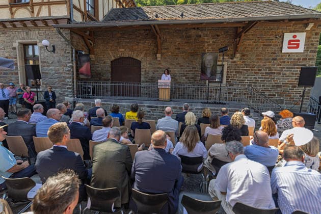 Ausstellungseröffnung We AHR strong - Fünf Jahre Flutkatastrophe Ahrtal Rede von Landrätin im Kreis Ahrweiler Cornelia WEIGAND - Bundespräsident Frank-Walter STEINMEIER und Ministerpräsident Gordon SCHNIEDER bei der Eröffnung der Freilichtausstellung We AHR strong. Fünf Jahre, ein neuer Blick in Altenahr. Die Ausstellung des Kreises Ahrweiler zeigt Porträts von Überlebenden der Flutkatastrophe vom 14. Juli 2021. Altenahr Rheinland-Pfalz Deutschland *** Exhibition Opening: We AHR strong—Five Years Since the Ahr Valley Flood Disaster. Speech by Cornelia WEIGAND, District Administrator of the Ahrweiler District. Federal President Frank Walter STEINMEIER and Minister President Gordon SCHNIEDER at the opening of the outdoor exhib Copyright: xMarcxJohnx