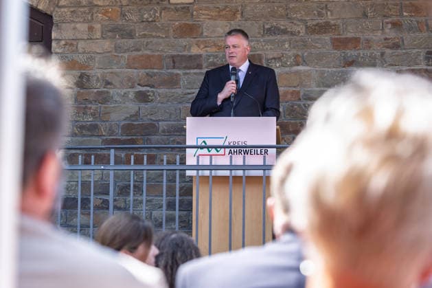 Ausstellungseröffnung We AHR strong - Fünf Jahre Flutkatastrophe Ahrtal Rede von Ministerpräsident Rheinland-Pfalz Gordon SCHNIEDER (CDU) - Bundespräsident Frank-Walter STEINMEIER und Ministerpräsident Gordon SCHNIEDER bei der Eröffnung der Freilichtausstellung We AHR strong. Fünf Jahre, ein neuer Blick in Altenahr. Die Ausstellung des Kreises Ahrweiler zeigt Porträts von Überlebenden der Flutkatastrophe vom 14. Juli 2021. Altenahr Rheinland-Pfalz Deutschland *** Exhibition Opening: We AHR strong—Five Years Since the Ahr Valley Flood Disaster Speech by Rhineland-Palatinate Minister-President Gordon SCHNIEDER (CDU), Federal President Frank Walter STEINMEIER, and Minister-President Gordon SCHNIEDER at the opening of the outdoo Copyright: xMarcxJohnx