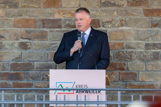 Ausstellungseröffnung We AHR strong - Fünf Jahre Flutkatastrophe Ahrtal Rede von Ministerpräsident Rheinland-Pfalz Gordon SCHNIEDER (CDU) - Bundespräsident Frank-Walter STEINMEIER und Ministerpräsident Gordon SCHNIEDER bei der Eröffnung der Freilichtausstellung We AHR strong. Fünf Jahre, ein neuer Blick in Altenahr. Die Ausstellung des Kreises Ahrweiler zeigt Porträts von Überlebenden der Flutkatastrophe vom 14. Juli 2021. Altenahr Rheinland-Pfalz Deutschland *** Exhibition Opening: We AHR strong—Five Years Since the Ahr Valley Flood Disaster Speech by Rhineland-Palatinate Minister-President Gordon SCHNIEDER (CDU), Federal President Frank Walter STEINMEIER, and Minister-President Gordon SCHNIEDER at the opening of the outdoo Copyright: xMarcxJohnx