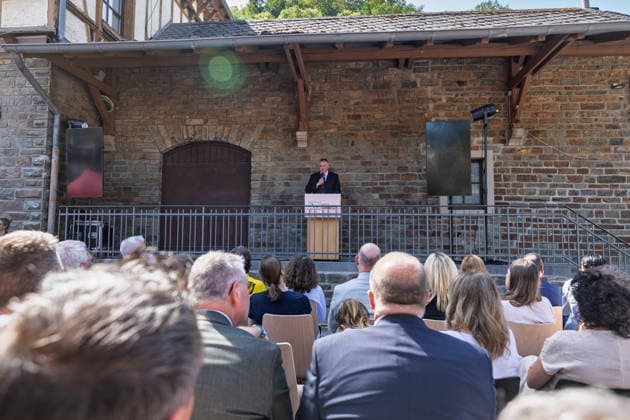 Ausstellungseröffnung We AHR strong - Fünf Jahre Flutkatastrophe Ahrtal Rede von Ministerpräsident Rheinland-Pfalz Gordon SCHNIEDER (CDU) - Bundespräsident Frank-Walter STEINMEIER und Ministerpräsident Gordon SCHNIEDER bei der Eröffnung der Freilichtausstellung We AHR strong. Fünf Jahre, ein neuer Blick in Altenahr. Die Ausstellung des Kreises Ahrweiler zeigt Porträts von Überlebenden der Flutkatastrophe vom 14. Juli 2021. Altenahr Rheinland-Pfalz Deutschland *** Exhibition Opening: We AHR strong—Five Years Since the Ahr Valley Flood Disaster Speech by Rhineland-Palatinate Minister-President Gordon SCHNIEDER (CDU), Federal President Frank Walter STEINMEIER, and Minister-President Gordon SCHNIEDER at the opening of the outdoo Copyright: xMarcxJohnx
