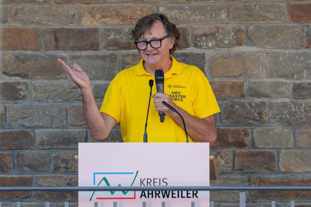 Ausstellungseröffnung We AHR strong - Fünf Jahre Flutkatastrophe Ahrtal Fotograf Ruben TIMMAN (Museum of Humanity) - Bundespräsident Frank-Walter STEINMEIER und Ministerpräsident Gordon SCHNIEDER bei der Eröffnung der Freilichtausstellung We AHR strong. Fünf Jahre, ein neuer Blick in Altenahr. Die Ausstellung des Kreises Ahrweiler zeigt Porträts von Überlebenden der Flutkatastrophe vom 14. Juli 2021. Altenahr Rheinland-Pfalz Deutschland *** Exhibition Opening: We AHR strong—Five Years Since the Ahr Valley Flood Disaster Photographer Ruben TIMMAN, Museum of Humanity Federal President Frank Walter STEINMEIER and Minister President Gordon SCHNIEDER at the opening of the outdoor exhibition We AHR strong—Five Years, A New Perspe Copyright: xMarcxJohnx