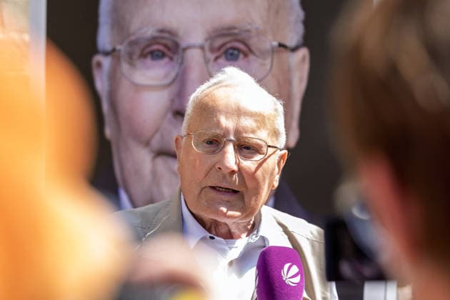 Ausstellungseröffnung We AHR strong - Fünf Jahre Flutkatastrophe Ahrtal Eduard, Jahrgang 1936 - Bundespräsident Frank-Walter STEINMEIER und Ministerpräsident Gordon SCHNIEDER bei der Eröffnung der Freilichtausstellung We AHR strong. Fünf Jahre, ein neuer Blick in Altenahr. Die Ausstellung des Kreises Ahrweiler zeigt Porträts von Überlebenden der Flutkatastrophe vom 14. Juli 2021. Altenahr Rheinland-Pfalz Deutschland *** Exhibition Opening: We AHR strong—Five Years Since the Ahr Valley Flood Disaster Eduard, born in 1936 Federal President Frank Walter STEINMEIER and Minister President Gordon SCHNIEDER at the opening of the outdoor exhibition We AHR strong—Five Years, a new perspective in Altenahr The exhibition organized by Copyright: xMarcxJohnx