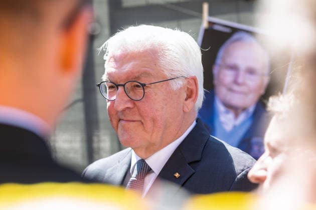 Ausstellungseröffnung We AHR strong - Fünf Jahre Flutkatastrophe Ahrtal Bundespräsident Frank-Walter STEINMEIER und Ministerpräsident Gordon SCHNIEDER bei der Eröffnung der Freilichtausstellung We AHR strong. Fünf Jahre, ein neuer Blick in Altenahr. Die Ausstellung des Kreises Ahrweiler zeigt Porträts von Überlebenden der Flutkatastrophe vom 14. Juli 2021. Altenahr Rheinland-Pfalz Deutschland *** Exhibition Opening: We AHR strong—Five Years Since the Ahr Valley Flood Disaster Federal President Frank Walter STEINMEIER and Minister President Gordon SCHNIEDER at the opening of the outdoor exhibition We AHR strong—Five Years, A New Perspective in Altenahr. The exhibition organized by the Ahrweiler District features portraits of Copyright: xMarcxJohnx