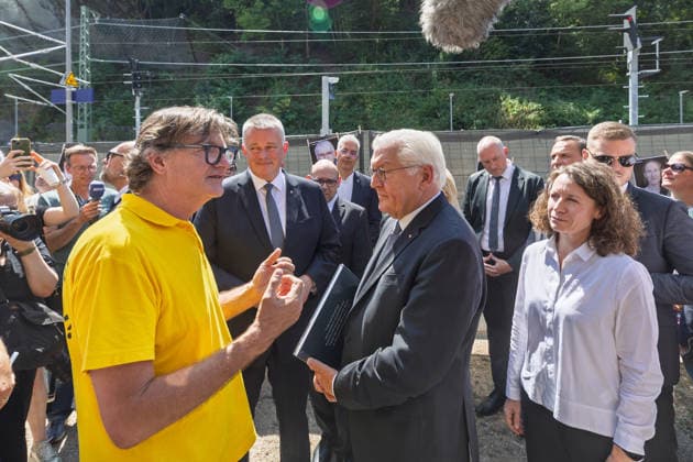 Ausstellungseröffnung We AHR strong - Fünf Jahre Flutkatastrophe Ahrtal Fotograf Ruben TIMMAN (Museum of Humanity), Ministerpräsident Rheinland-Pfalz Gordon SCHNIEDER (CDU), Bundespräsident Frank-Walter STEINMEIER, Landrätin im Kreis Ahrweiler Cornelia WEIGAND - Bundespräsident Frank-Walter STEINMEIER und Ministerpräsident Gordon SCHNIEDER bei der Eröffnung der Freilichtausstellung We AHR strong. Fünf Jahre, ein neuer Blick in Altenahr. Die Ausstellung des Kreises Ahrweiler zeigt Porträts von Überlebenden der Flutkatastrophe vom 14. Juli 2021. Altenahr Rheinland-Pfalz Deutschland *** Exhibition Opening: We AHR strong —Five Years Since the Ahr Valley Flood Disaster; Photographer Ruben TIMMAN; Museum of Humanity; Rhineland-P Copyright: xMarcxJohnx