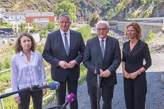 Ausstellungseröffnung We AHR strong - Fünf Jahre Flutkatastrophe Ahrtal Landrätin im Kreis Ahrweiler Cornelia WEIGAND, Ministerpräsident Rheinland-Pfalz Gordon SCHNIEDER (CDU), Bundespräsident Frank-Walter STEINMEIER, Stellvertretende Ministerpräsidentin Rheinland-Pfalz Sabine BÄTZING-LICHTENTHÄLER (SPD) - Bundespräsident Frank-Walter STEINMEIER und Ministerpräsident Gordon SCHNIEDER bei der Eröffnung der Freilichtausstellung We AHR strong. Fünf Jahre, ein neuer Blick in Altenahr. Die Ausstellung des Kreises Ahrweiler zeigt Porträts von Überlebenden der Flutkatastrophe vom 14. Juli 2021. Altenahr Rheinland-Pfalz Deutschland *** Exhibition Opening: We AHR strong —Five Years Since the Ahr Valley Flood Disaster. Cornelia W Copyright: xMarcxJohnx