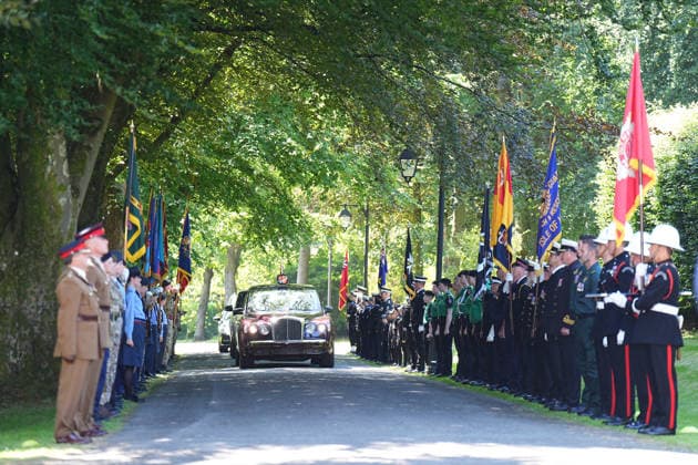 King Charles attends Manx community garden party in Onchan, Isle of Man, 14 July 2026 The car carrying King Charles III, Lord of Mann, drives past a guard of honour as he arrives for a Garden Party for members of the Manx community, at Government House in Onchan, during his trip to the Isle of Man. Picture date: Tuesday July 14, 2026., Credit:Aaron Chown PA ROTA - B68 Avalon Isle of Man, Onchan  Copyright: xAaronxChownx xPAxROTAx-xB68x xAvalonx 1116490191