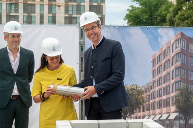 Muenchen, Grundsteinlegung der Orleanshoefe an der Orleansstrasse, mit Elisabeth Merk, Stadtbauraetin und Thomas Schmidt, Geschaeftsfuehrer GVG *** Munich, groundbreaking ceremony for the Orleanshöfe on Orleansstraße, with Elisabeth Merk, City Councilor for Urban Planning, and Thomas Schmidt, Managing Director of GVG