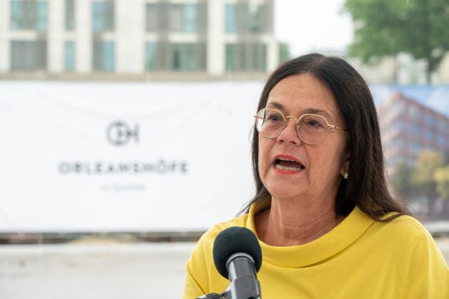 Muenchen, Grundsteinlegung der Orleanshoefe an der Orleansstrasse, Elisabeth Merk, Stadtbauraetin *** Munich, laying of the cornerstone for the Orleanshöfe on Orleansstrasse, Elisabeth Merk, City Councilor for Urban Planning