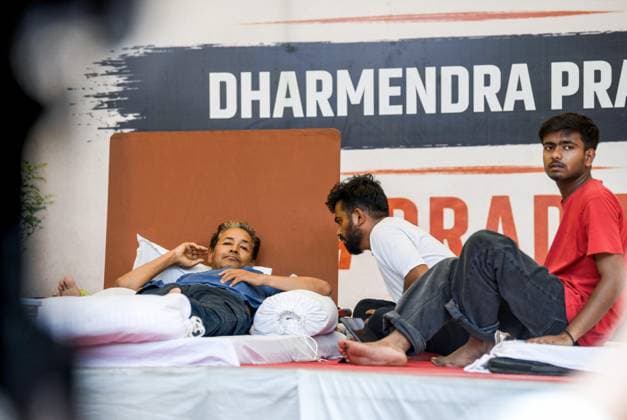 Environmentalist Sonam Wangchuk Enters the 17th Day of Indefinite Hunger Strike New Delhi, Jul 14 (ANI): Environmentalist Sonam Wangchuk on the 17th day of his indefinite hunger strike in support of the Cockroach Janata Party (CJP) campaign, seeking the resignation of Union Education Minister Dharmendra Pradhan over alleged examination irregularities and NEET paper leak, at Jantar Mantar, in New Delhi on Tuesday. CJP founder Abhijeet Dipke also present. NEW DELHI Delhi India Copyright: xANIx ANI_20260714200