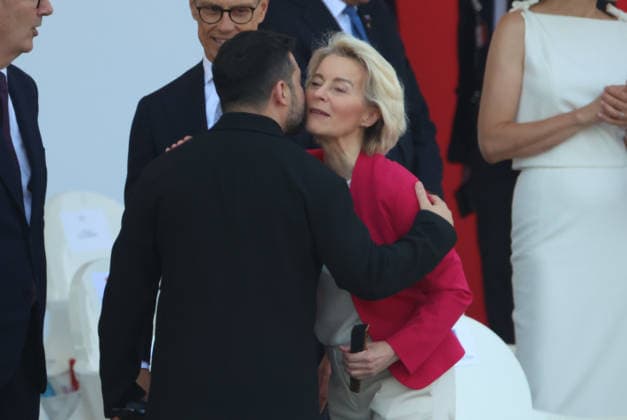 DeÌfileÌ du 14 juillet 2026 Ursula Von Der Leyen , Volodymyr Zelensky and Olena Zelenska DeÌfileÌ militaire Ã l occasion de la FÃªte Nationale du 14 juillet 2026 sur les Champs-ElysÃ es Ã Paris. Traditional military parade during the National Day on July 14, 2026, on the Champs-ElysÃ es in Paris.  Copyright: xFabricexChasseryx