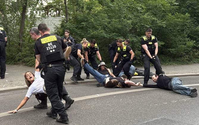 Police intervene during Rheinmetall protest in Berlin BERLIN, GERMANY - JULY 14: German police intervene against more than 30 activists supporting the Peacefully Against Genocide group during a protest near a Rheinmetall facility in Berlin s Wedding district, Germany, on July 14, 2026. Erbil Basay Anadolu Berlin Germany. Editorial use only. Please get in touch for any other usage.  Copyright: x2026xAnadoluxErbilxBasayx