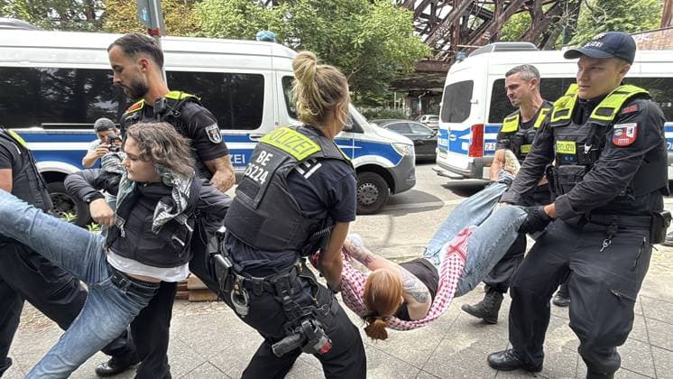 Police intervene during Rheinmetall protest in Berlin BERLIN, GERMANY - JULY 14: German police intervene against more than 30 activists supporting the Peacefully Against Genocide group during a protest near a Rheinmetall facility in Berlin s Wedding district, Germany, on July 14, 2026. Erbil Basay Anadolu Berlin Germany. Editorial use only. Please get in touch for any other usage.  Copyright: x2026xAnadoluxErbilxBasayx