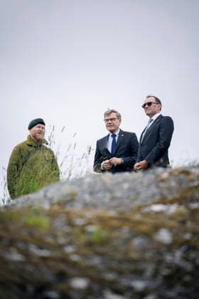 Johann Wadephul (CDU), Bundesaussenminister, schaut zusammen mit dem norwegischen Aussenminister Espen Barth Eide auf den Saltfjorden. Saltstraumen, 14.07.2026. Fotografiert im Auftrag des Auswaertigen Amtes Saltstraumen Norwegen *** Johann Wadephul (CDU), Federal Foreign Minister, looks out over the Saltstraumen strait in Saltfjorden alongside Norwegian Foreign Minister Espen Barth Eide, July 14, 2026. Photographed on behalf of the Federal Foreign Office, Saltstraumen, Norway Copyright: xThomasxTrutschel AAx