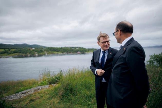 Johann Wadephul (CDU), Bundesaussenminister, schaut zusammen mit dem norwegischen Aussenminister Espen Barth Eide auf den Saltfjorden. Saltstraumen, 14.07.2026. Fotografiert im Auftrag des Auswaertigen Amtes Saltstraumen Norwegen *** Johann Wadephul (CDU), Federal Foreign Minister, looks out over the Saltstraumen strait in Saltfjorden alongside Norwegian Foreign Minister Espen Barth Eide, July 14, 2026. Photographed on behalf of the Federal Foreign Office, Saltstraumen, Norway Copyright: xThomasxTrutschel AAx