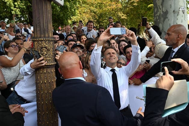 President Emmanuel Macron, his wife Brigitte Macron, and officials at the July 14, 2026, military ceremony Jeanne Accorsini Pool Bestimage French President Emmanuel Macron and Brigitte Macron greet members of the public and pose for selfies at the end of the annual Bastille Day military parade on the Champs-Élysées in Paris, France, on July 14, 2026 ACCORSINIJEANNE accorsini0513 Credit Jeanne Accorsini SIPA 2607141456 Paris France  Copyright: xJeannexAccorsinix xPoolx xBestimagexJeannexAccorsinix xPoolx xBestimagex